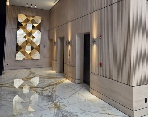 Panel Decorativo WPC Liso y 3d, tono Greysh. En Lobby de Hotel con molduras horizontales