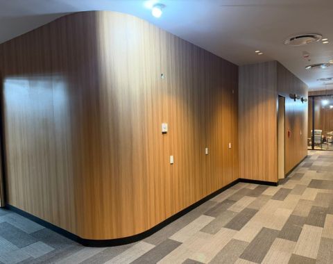 Panel Decorativo WPC tipo madera tono Warm Sun en esquina circular