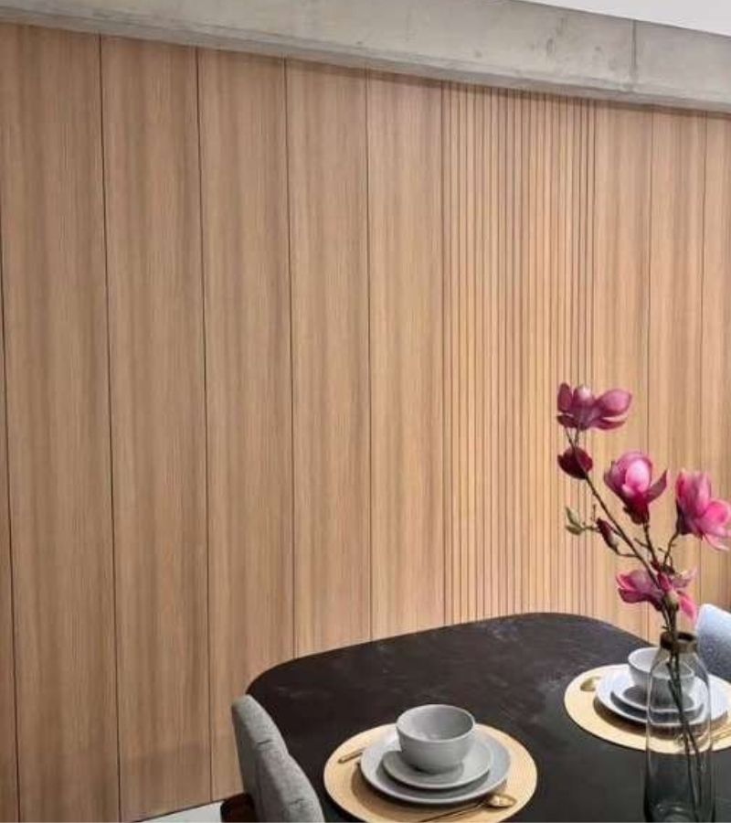 Panel decorativo tipo madera instalado en pared tono warm sun